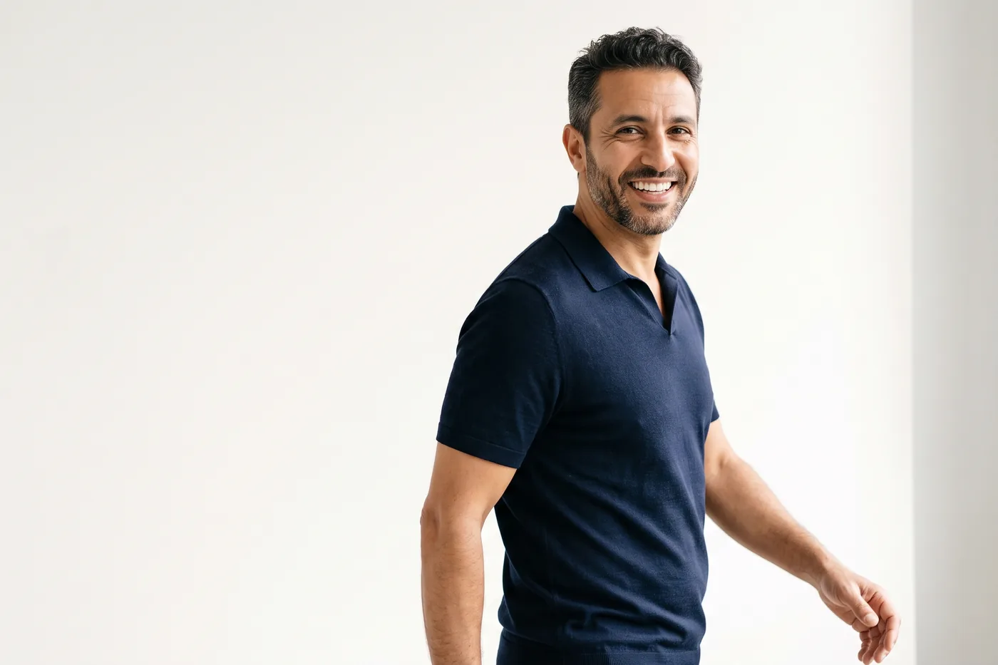 Homme souriant après la pose d'une couronne céramique à Agadir, Cabinet Ibn Sina