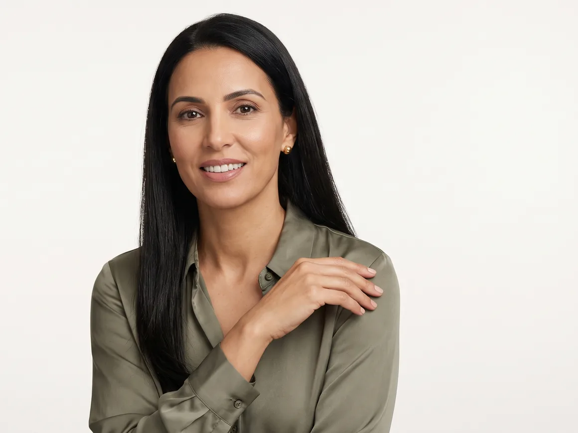 Femme souriante après la pose d'une couronne dentaire à Agadir