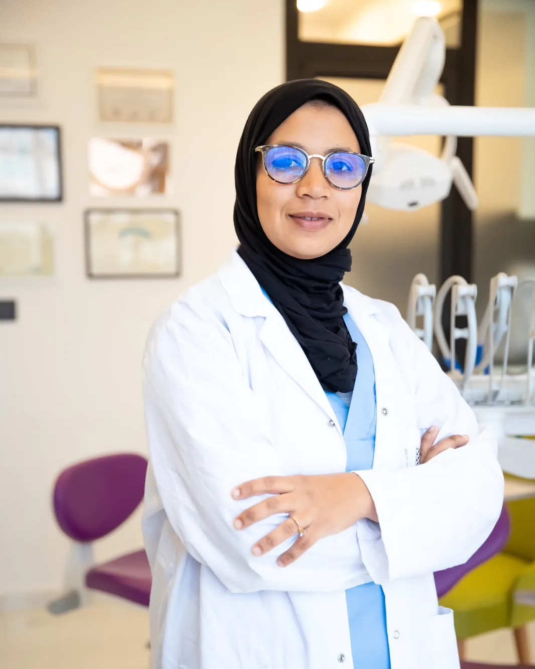 Dr Mouna Ambari dans la salle de soins du Cabinet Dentaire Ibn Sina, Agadir