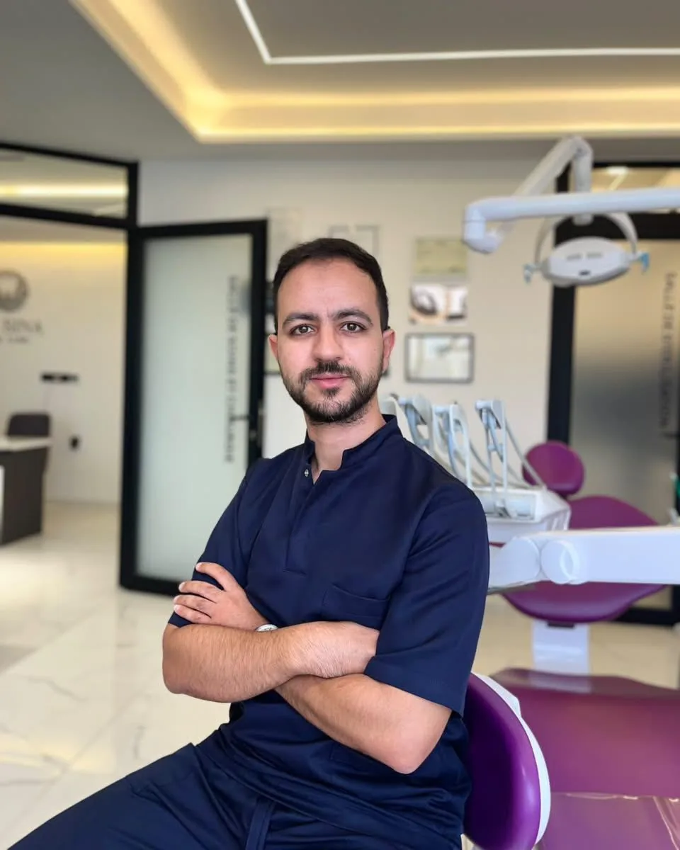 Dr Yassine Akerkkaou dans la salle de soins du Cabinet Dentaire Ibn Sina, Agadir